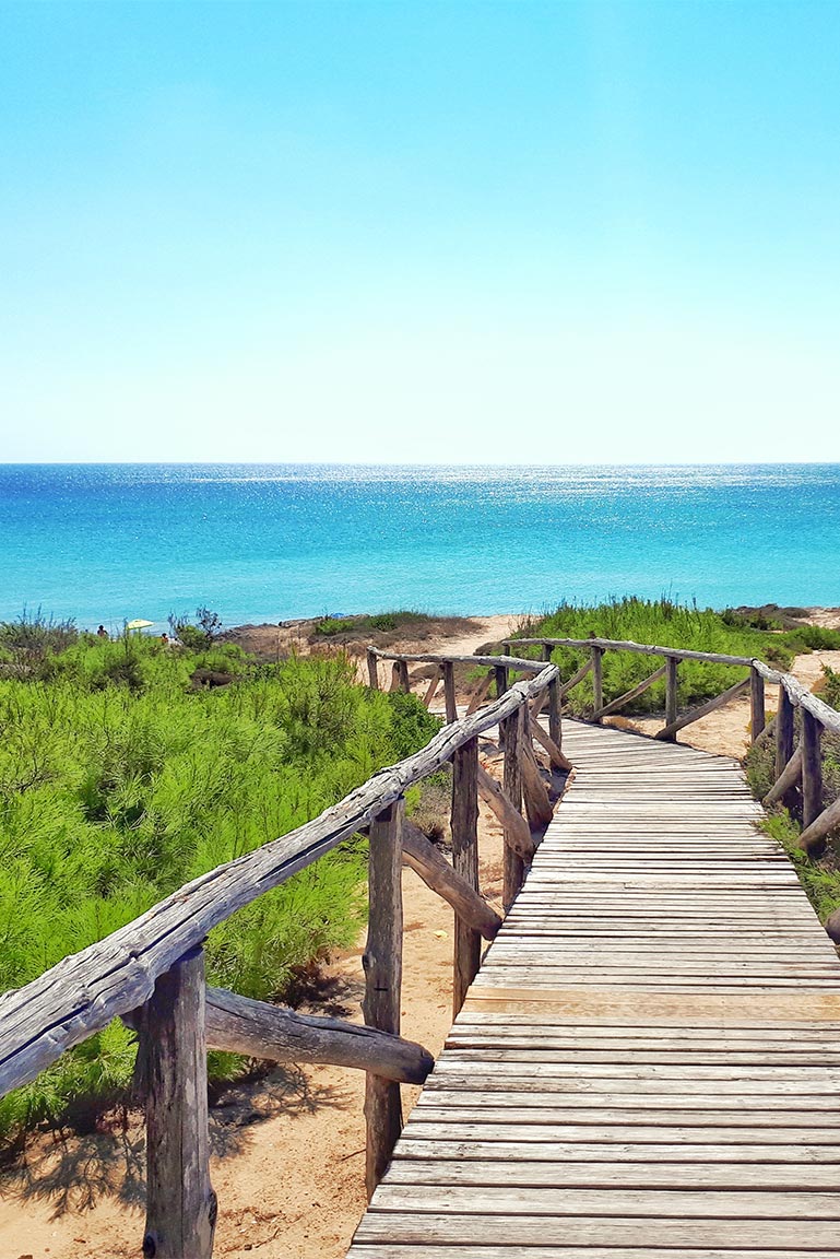 La spiaggia e il mare cristallino vicino a San Pietro in Bevagna